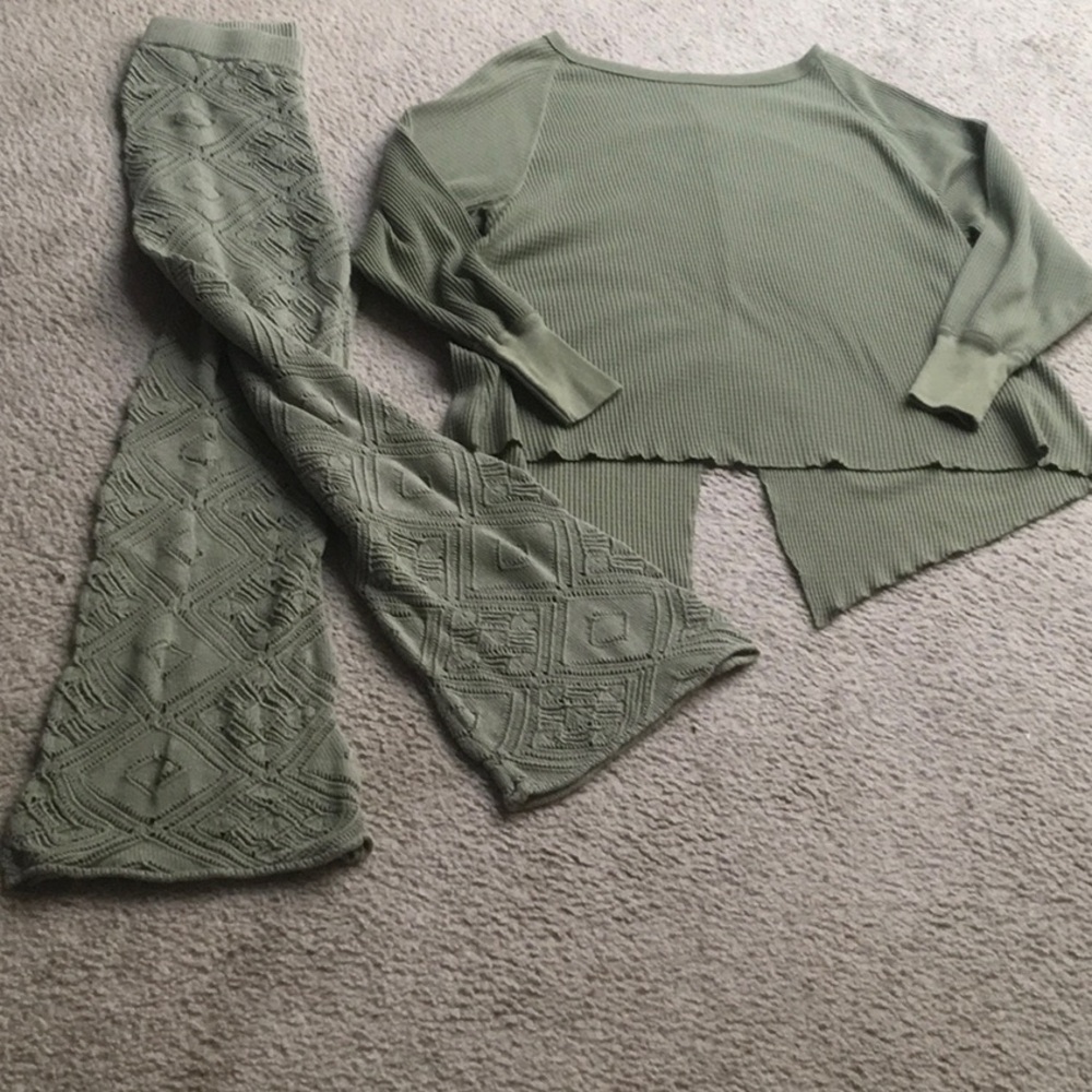 FREE PEOPLE/“MARTINI OLIVE”GREEN WAFFLE TEEwBACK V & CROCHET FLAIRED PANT SET/N